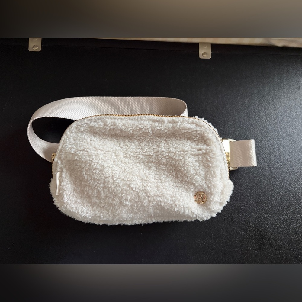 NWOT Lululemon Everywhere Fleece Belt Bag White